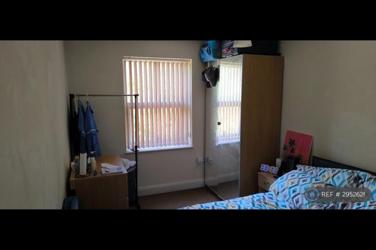 3 bedroom flat in Woodsley Road, Leeds, LS2 (3 bed) (#2952621)