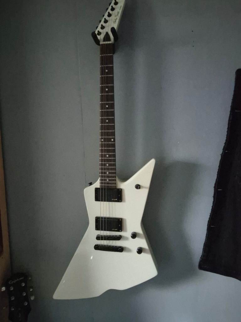 Harley Benton Explorer Style