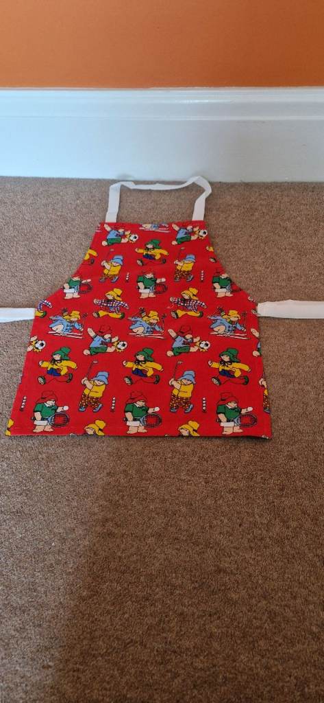 CHILDS COTTON APRON AGE 2-3. PADDINGTON BEAR. BRAND NEW, EXCELLENT CONDITION.