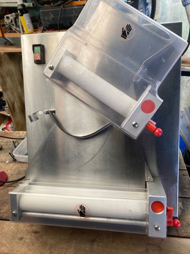 Pizza dough roller 