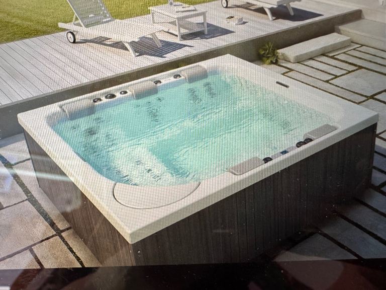 teuco Cheers CH1 Large Hot Tub – Boxed never used