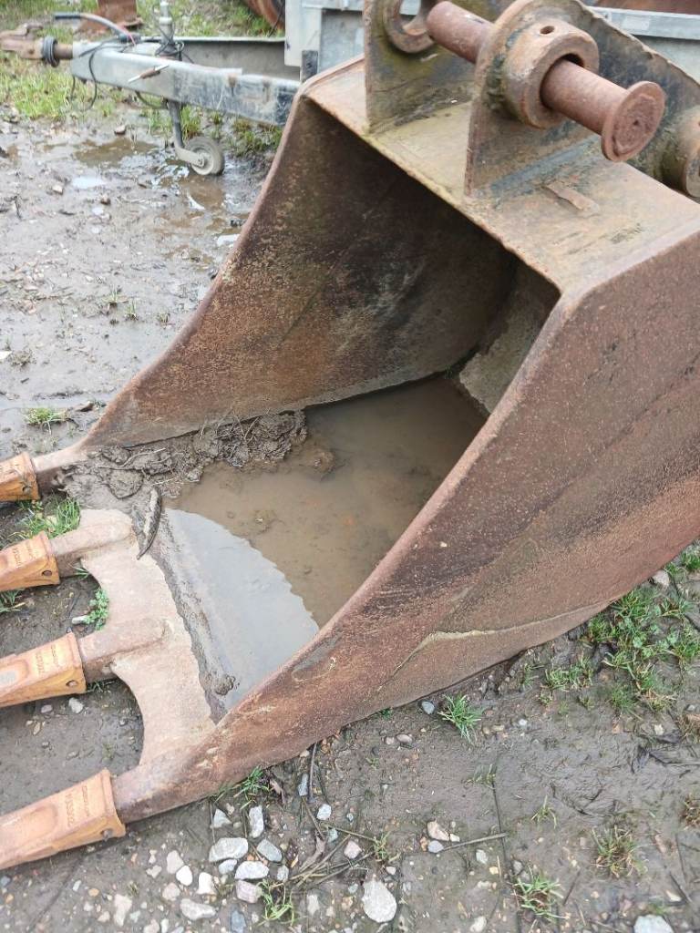 Digger buckets to fit 13ton excavator 