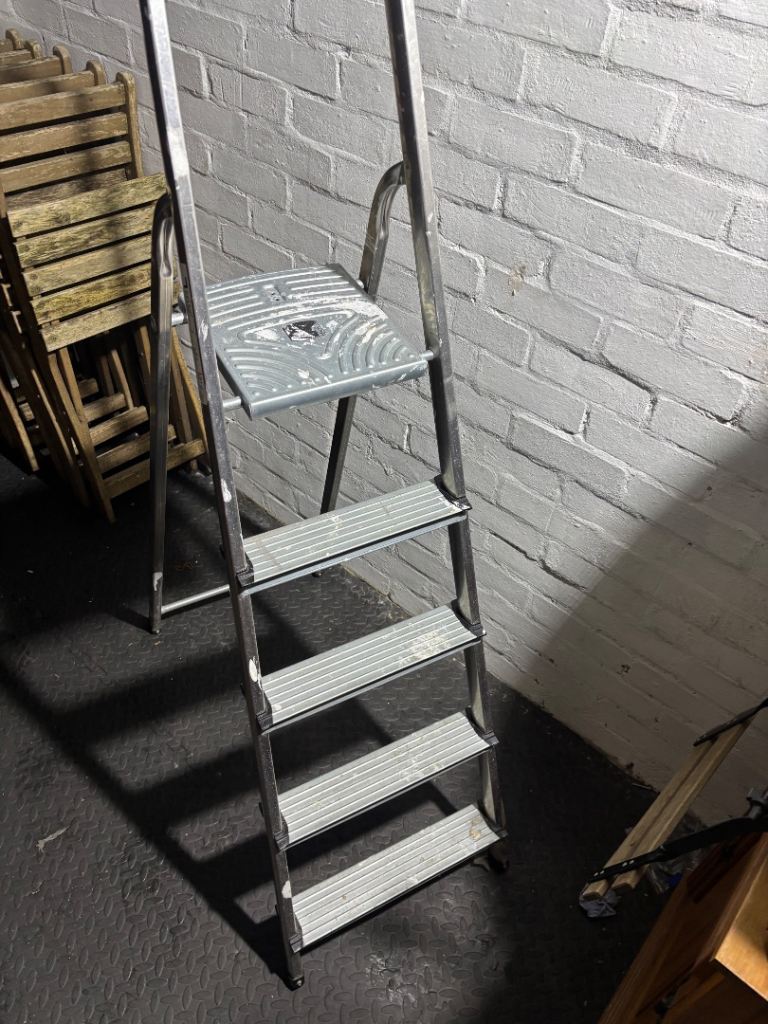 Step ladder 