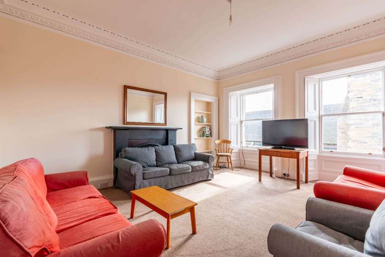 Sizeable, 4 bedroom, HMO flat in Newington – available March