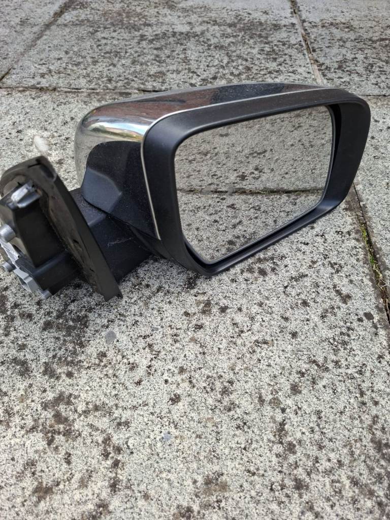 2018 Ford Ranger electric drivers door mirror. Slight damage as seen. Works perfectly. £50