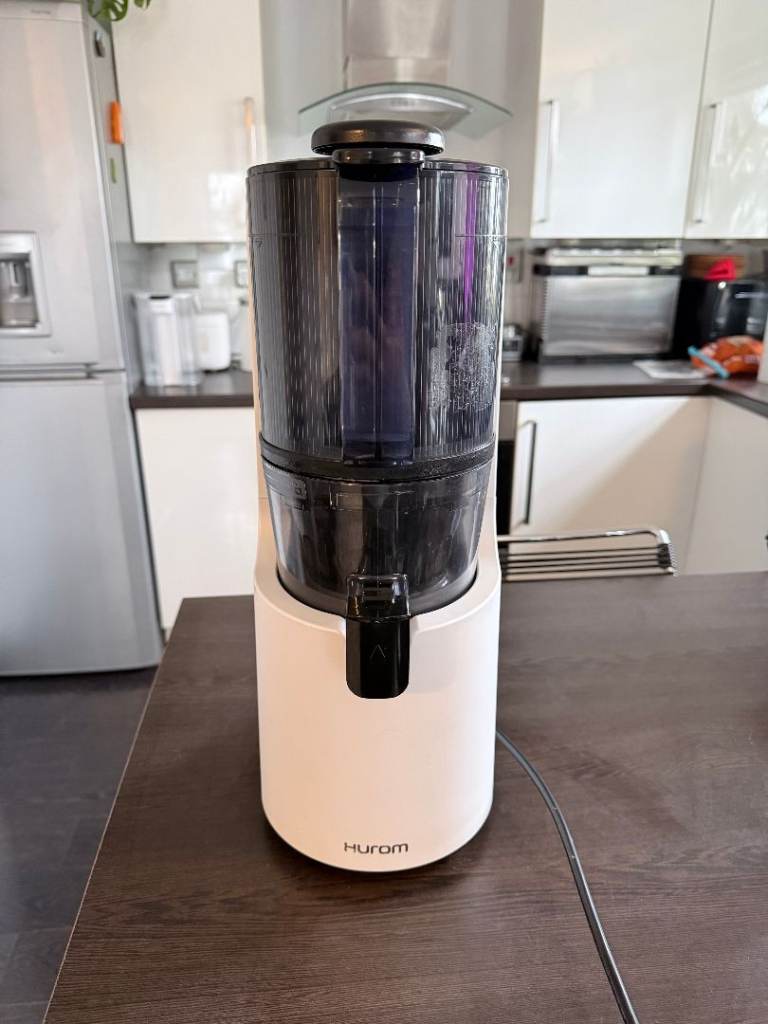 Hurom slow juicer white