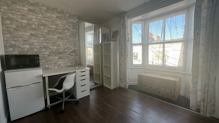 Brighton Central Furnished Studio Flat – Perfect for Single Professional
