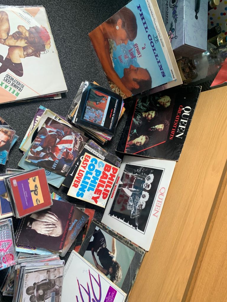 Vinyl records and cds. Offers 