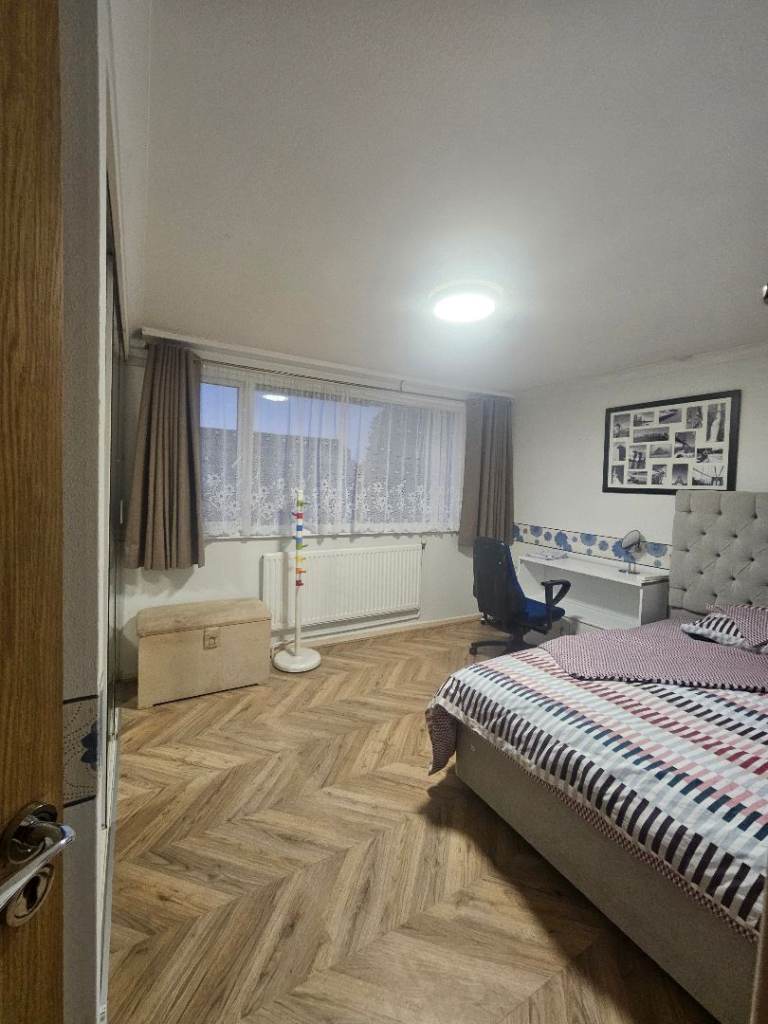 Newly refurbished double room to rent. In a decent location close to the hops