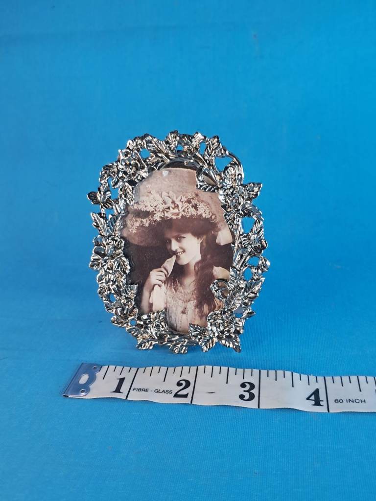 Silver tone oval photo frame. Good condition   As seen