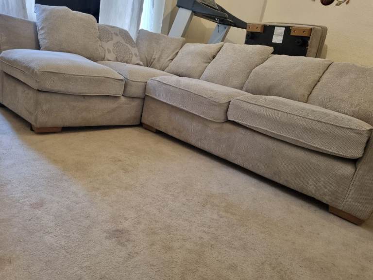 Corner sofa L shape  good condition dlevery available 