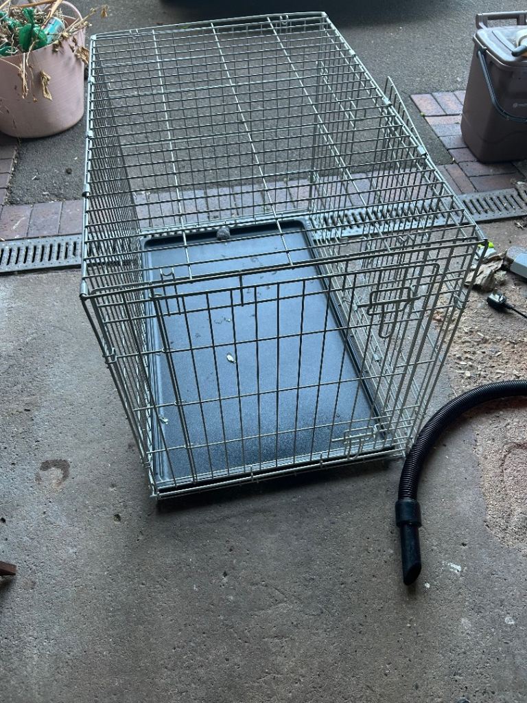 Good condition medium sized dog crate 