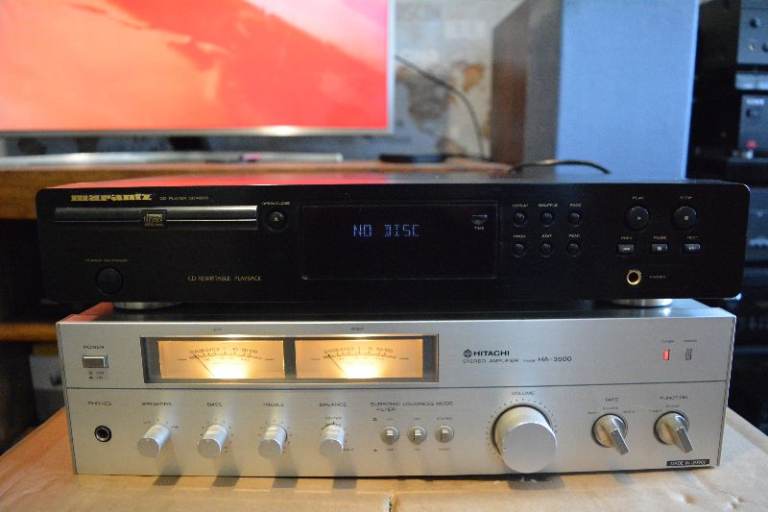 Amplifier. (Hitachi) (Marantz) Cd Player.