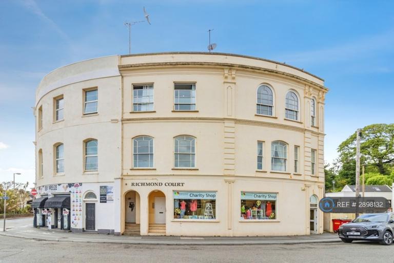 1 bedroom flat in Richmond Court, Dawlish, EX7 (1 bed) (#2898132)