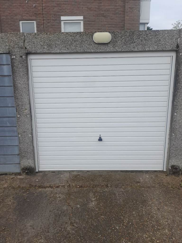 Large storage garage for rent Worcester Park/ North Cheam