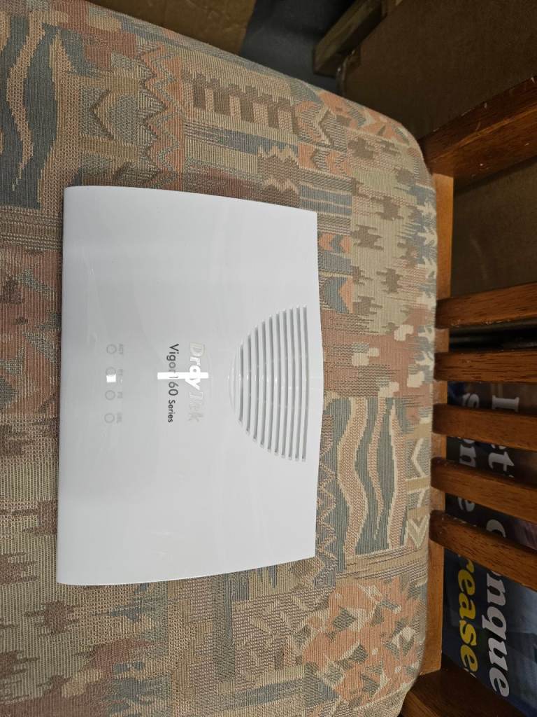 DrayTek Vigor 2860 Series Router – White, Good Condition