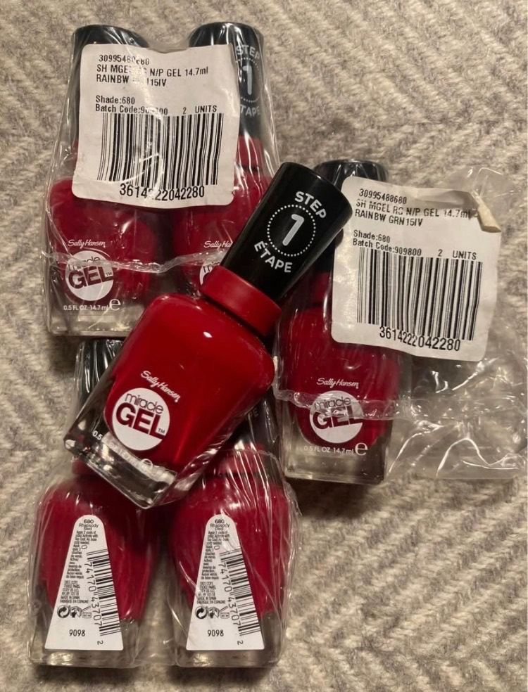Sally Hansen Miracle Gel nail polish brand new, colour 680 rhapsody red/ RRP £10