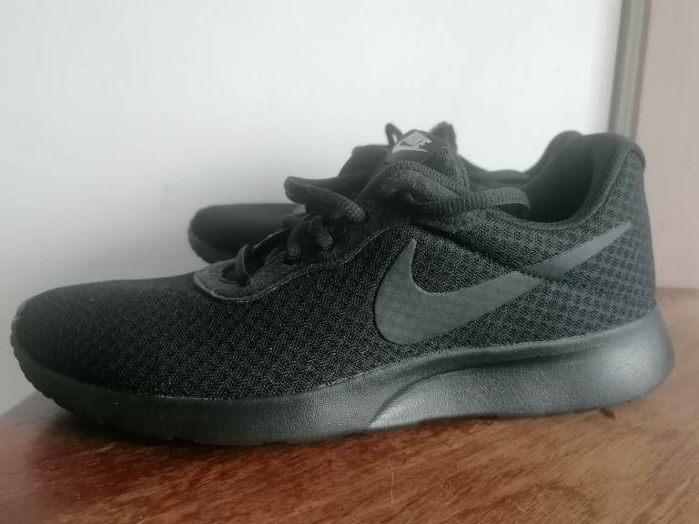 Very good condition Womens Nike Tanjun Trainers Uk-size 5.5  EUR 39 Triple Black color. 