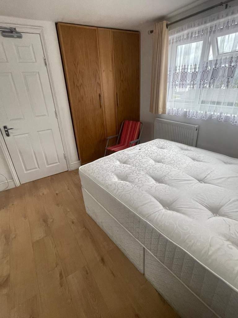 Studio flat to let in Clayhall Ilford