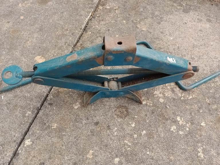 Small scissor jack