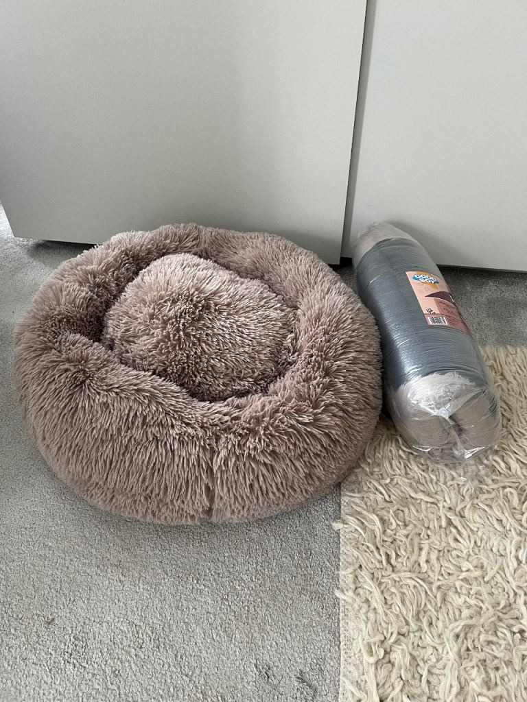 Brand new pets OVAL SOFT BED £8 each size medium 