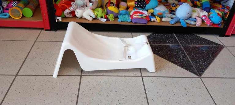 Baby bath seat with straps