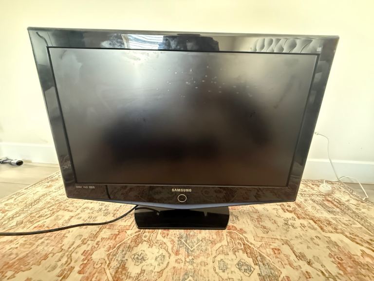 Samsung 32 inch tv with detachable stand 