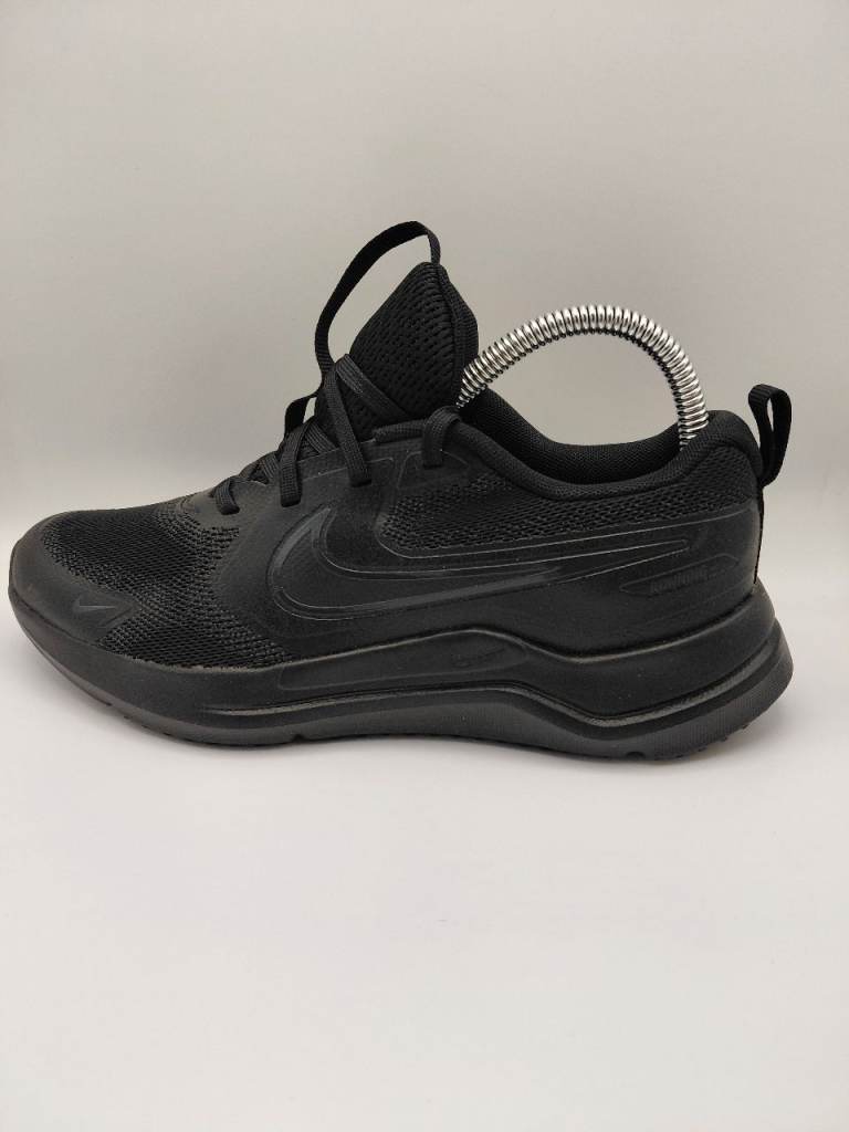 Nike cosmic runner size 5 triple black perfect everyday trainer