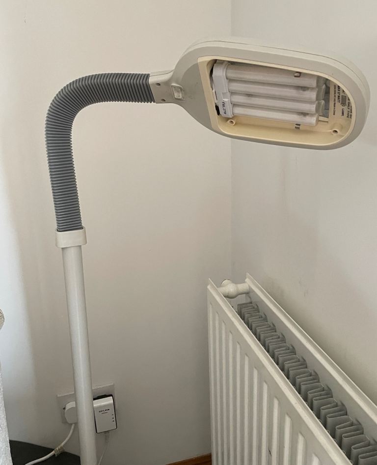 Electric daylight energy saving 27watt floor standing reading lamp.     