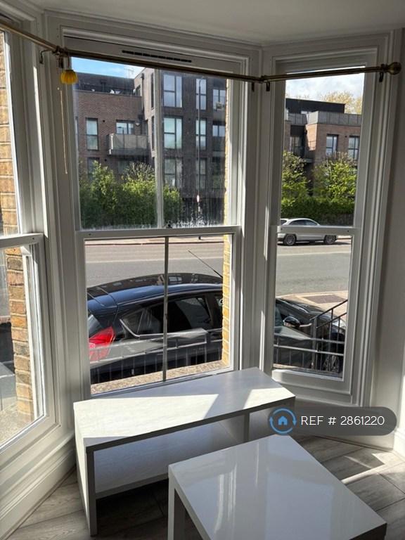 2 bedroom flat in Roehampton Lane, London, SW15 (2 bed) (#2861220)