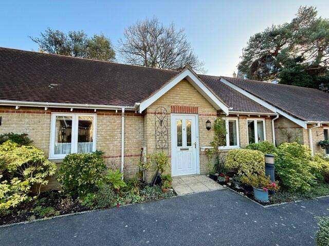 Retirement bungalow minutes from the gardens and beach