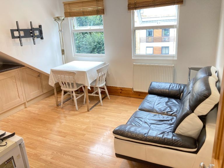 Converted Top 2 Bed Flat Bath Shower Open Plan Kitchen Dining Sitting Area VeryNear TubeBusShopsPark