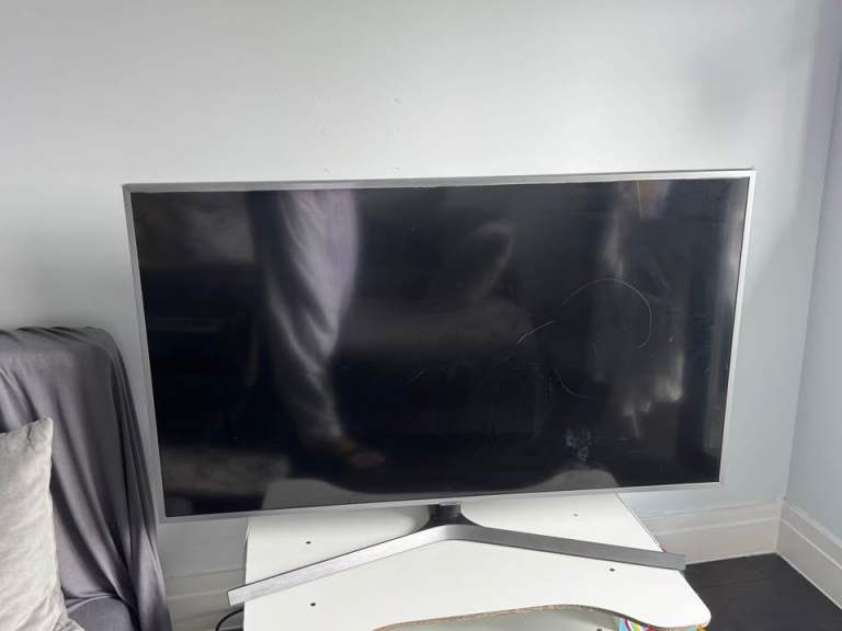 Samsung 50" TV – Broken Screen – For Parts/Repair