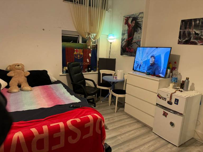 Spacious double room to rent, all bills included in Cricklewood NW2 
