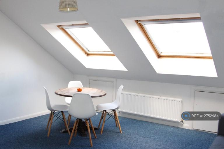 2 bedroom flat in Broadway, London, W13 (2 bed) (#2752984)