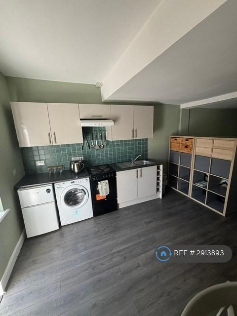 Studio flat in Urmston, Manchester, M41 (#2913893)