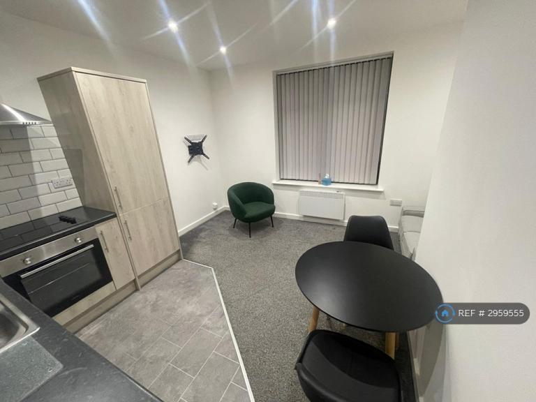 2 bedroom flat in Farnley, Farnley, Leeds, LS12 (2 bed) (#2959555)