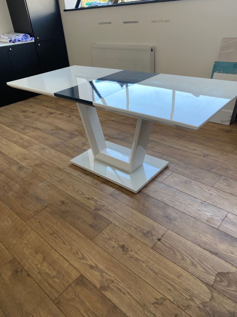 Modern Extendable Dining Table – White Gloss, As Good As New