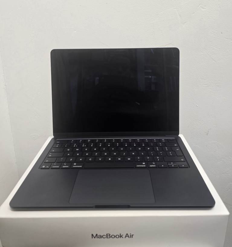 Apple MacBook Air M4 256GB – Midnight, Brand New