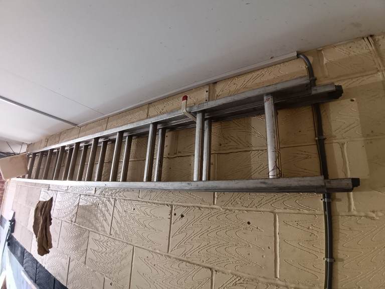 Aluminium Extension Ladder – Good Condition
