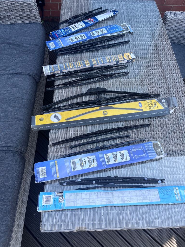 Job lot of windscreen wiper blades