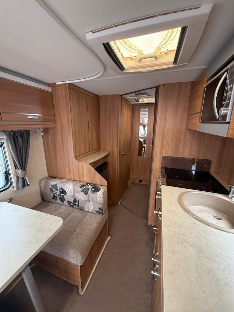 Swift Challenger Sport 686 Fixed Triple Bunk Beds