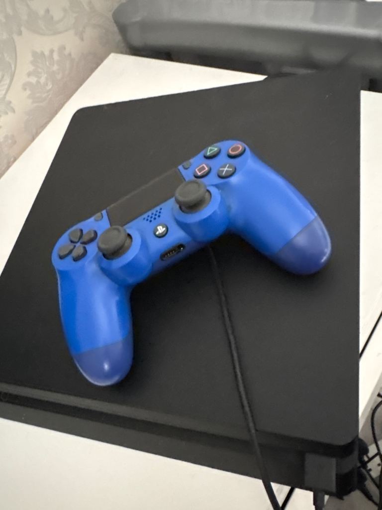PlayStation 4 slim 