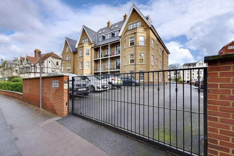 2 bed flat with allocated gated parking access control, communal gym with sauna and swimming pool 