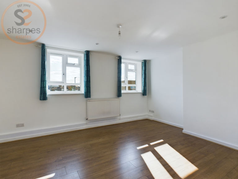 4 bedroom flat in Flat 6, Brookes Court, Longley Road, London, Greater London