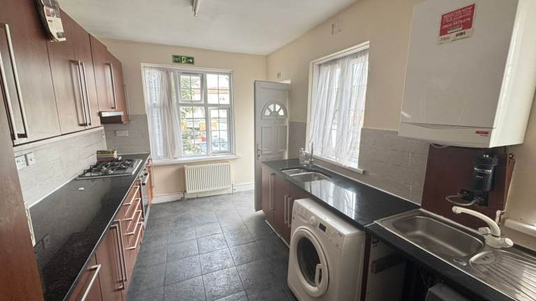 Double rooms to let in Dagenham on Hewett Road 