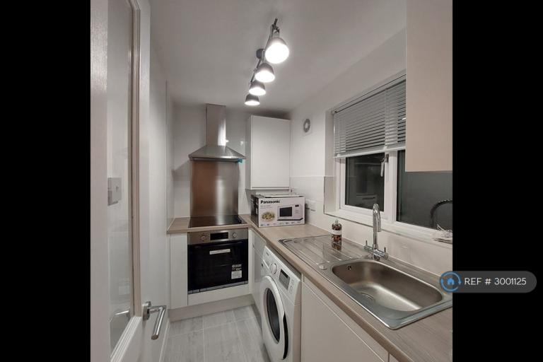 1 bedroom flat in John Silkin Lane, London, SE8 (1 bed) (#3001125)