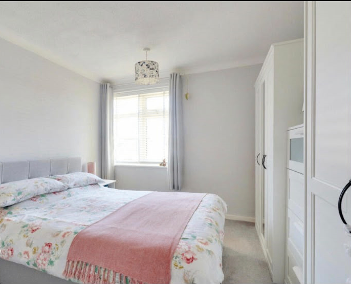 Spacious & Cosy Double Room For Rent AT SS15 5DB