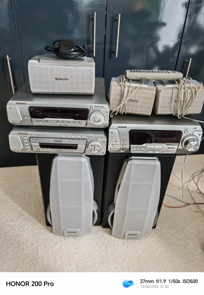 Hi Fi Technics system 5 cd changer, Tuner, Sound processor, Amplifier, Speakers 5x