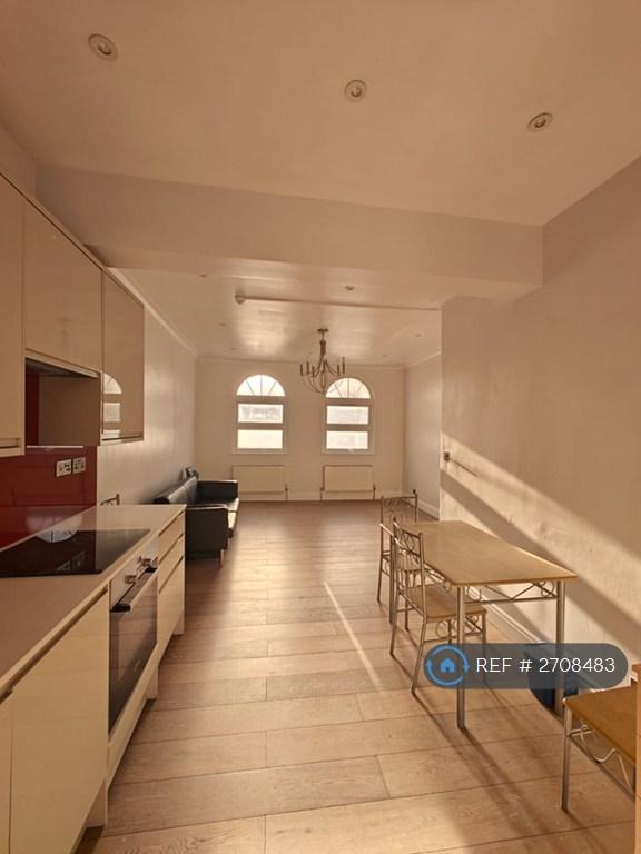 3 bedroom flat in Median Road, London, E5 (3 bed) (#2708483)